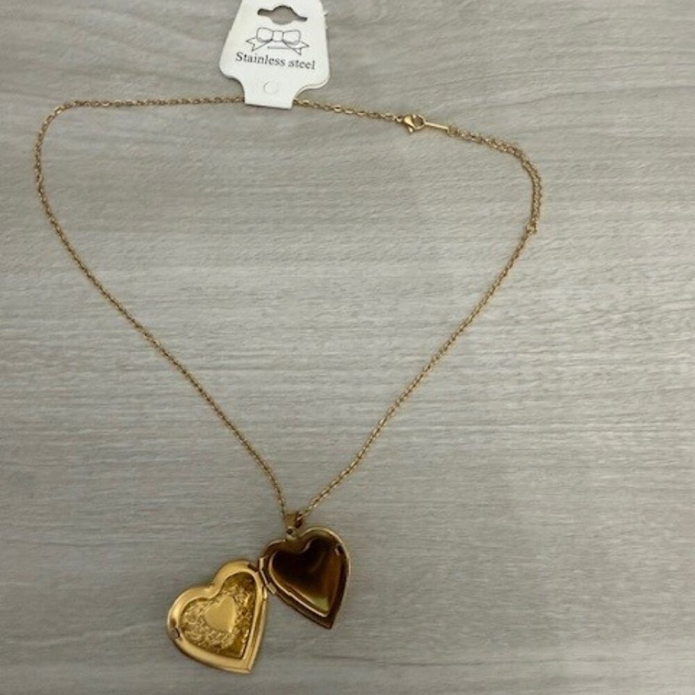 Stainless steel Gold tone Heart Locket NWT - Picture 3 of 3